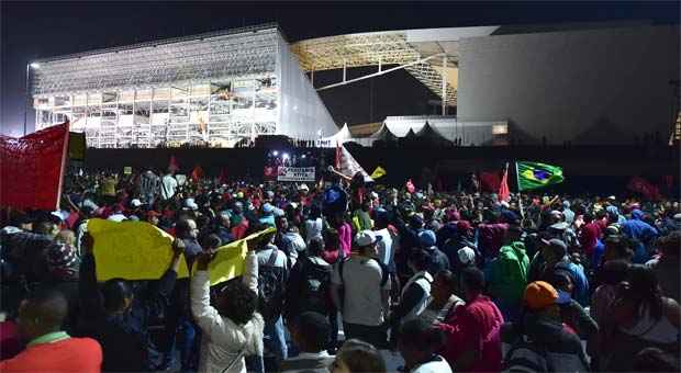 Protesto realizado nesta quarta-feira em São Paulo questionou os gastos com a Copa, movimentos contrários ao evento ocorrem em várias cidades do país (AFP PHOTO/NELSON ALMEIDA ) Protesto realizado nesta quarta-feira em São Paulo questionou os gastos com a Copa, movimentos contrários ao evento ocorrem em várias cidades do país (AFP PHOTO/NELSON ALMEIDA )