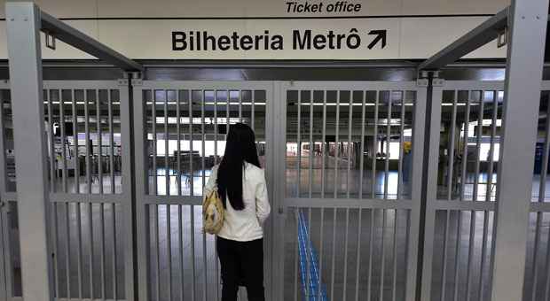Passageira não consegue entrar na estação Itaquera do Metrô (NELSON ALMEIDA/AFP) Passageira não consegue entrar na estação Itaquera do Metrô (NELSON ALMEIDA/AFP)