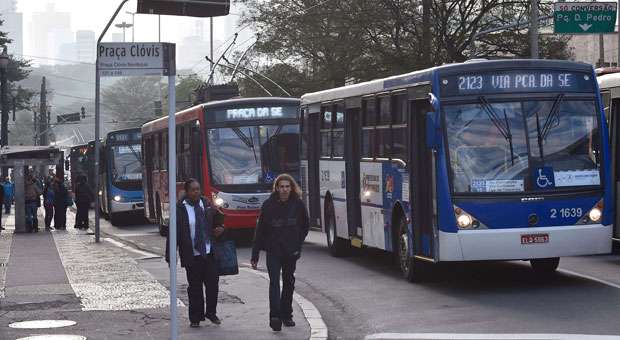 Demanda para ônibus foi alta com paralisação parcial do metrô (NELSON ALMEIDA/AFP) Demanda para ônibus foi alta com paralisação parcial do metrô (NELSON ALMEIDA/AFP)