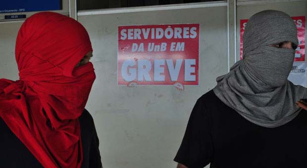 Para integrantes do movimento, protesto com caráter político tem como objetivo impedir a criminalização de oito alunos (Paula Rafiza/Esp. CB/D.A Press) Para integrantes do movimento, protesto com caráter político tem como objetivo impedir a criminalização de oito alunos (Paula Rafiza/Esp. CB/D.A Press)