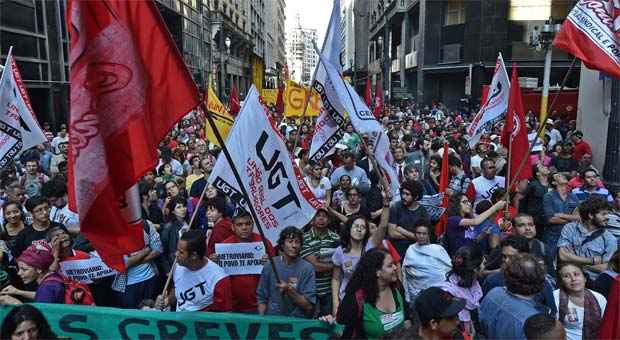 Grevistas recebem apoio de entidades sindicais e de movimento sociais durante marcha até a Secretaria de Transportes (AFP PHOTO/NELSON ALMEIDA ) Grevistas recebem apoio de entidades sindicais e de movimento sociais durante marcha até a Secretaria de Transportes (AFP PHOTO/NELSON ALMEIDA )