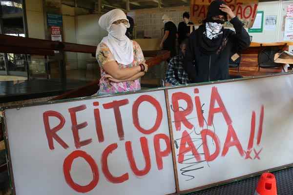 Estudantes ocupam reitoria da Universidade de Brasília (Oswaldo Reis/Esp. CB/D.A Press) Estudantes ocupam reitoria da Universidade de Brasília (Oswaldo Reis/Esp. CB/D.A Press)