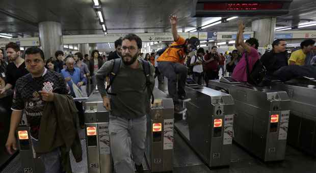 Manifestantes pulam catracas do metrô em apoio ao movimento grevista (Lunae Parracho/Reuters) Manifestantes pulam catracas do metrô em apoio ao movimento grevista (Lunae Parracho/Reuters)