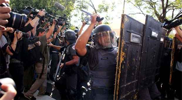 Confronto entre policiais e manifestantes ocorreu próximo a Radial Leste em São Paulo (REUTERS/Nacho Doce ) Confronto entre policiais e manifestantes ocorreu próximo a Radial Leste em São Paulo (REUTERS/Nacho Doce )