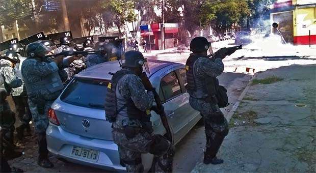 Confronto se espalhou por várias ruas na imediação da Estação Carrão do metrô, na Zona Leste de São Paulo (AFP PHOTO / LAURENT THOMET ) Confronto se espalhou por várias ruas na imediação da Estação Carrão do metrô, na Zona Leste de São Paulo (AFP PHOTO / LAURENT THOMET )