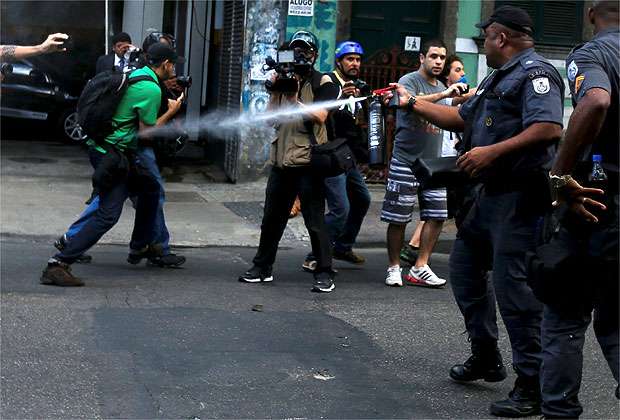 Policiais usam gás de pimenta e bombas de gás lacrimogêneo (REUTERS/Pilar Olivares) Policiais usam gás de pimenta e bombas de gás lacrimogêneo (REUTERS/Pilar Olivares)