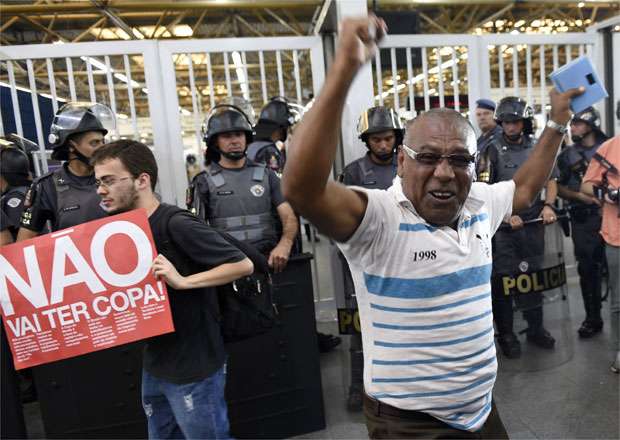 Tropa de Choque da Polícia Militar fecha acesso a duas estações de metrô (AFP PHOTO / PHILIPPE DESMAZES ) Tropa de Choque da Polícia Militar fecha acesso a duas estações de metrô (AFP PHOTO / PHILIPPE DESMAZES )