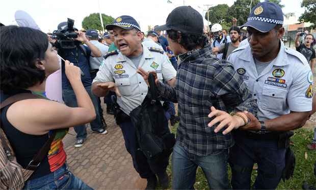 Manifestante é detido pela polícia (AFP PHOTO / Evaristo SA ) Manifestante é detido pela polícia (AFP PHOTO / Evaristo SA )