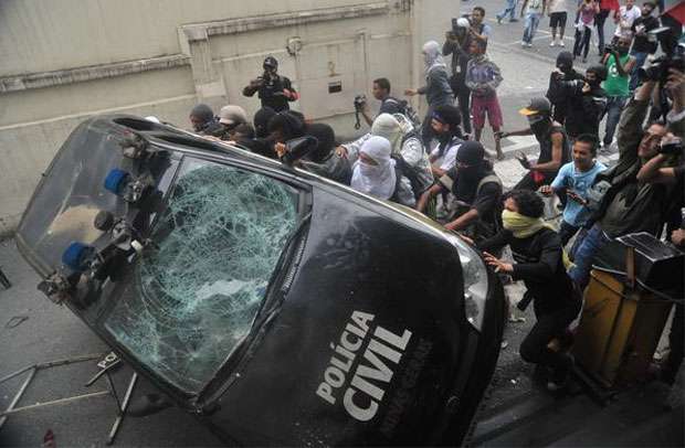 Viatura da Polícia Civil foi virada por manifestantes em Belo Horizonte (Leandro Couri/EM/D.A.Press) Viatura da Polícia Civil foi virada por manifestantes em Belo Horizonte (Leandro Couri/EM/D.A.Press)
