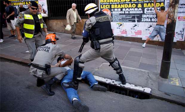 Em Porto Alegre houve confronto com a polícia (REUTERS/Marko Djurica ) Em Porto Alegre houve confronto com a polícia (REUTERS/Marko Djurica )