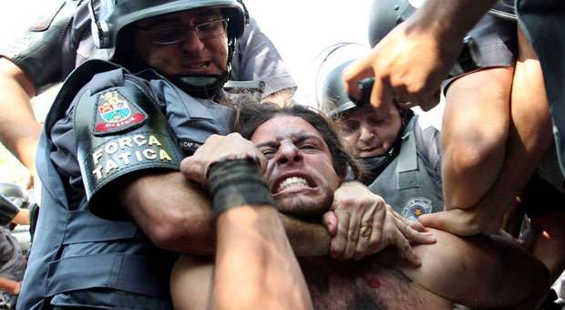 São paulo: Manifestante que enfrentou a PM e peitou até os escudos da barreira policial é detido próximo ao Itaquerão
(ROBSON FERNANDJES/ESTADÃO CONTEÚDO) São paulo: Manifestante que enfrentou a PM e peitou até os escudos da barreira policial é detido próximo ao Itaquerão
(ROBSON FERNANDJES/ESTADÃO CONTEÚDO)