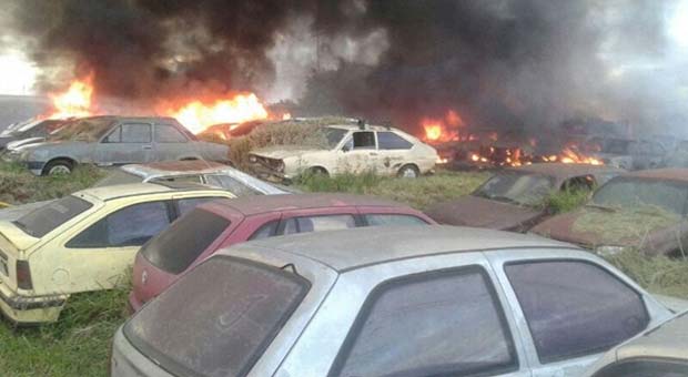 Depósito em Ceilândia tem cerca de 30 carros em chamas (M. Souto/PMDF) Depósito em Ceilândia tem cerca de 30 carros em chamas (M. Souto/PMDF)