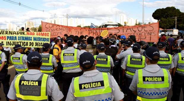 Polícia bloqueia passagem de manifestantes que queriam se aproximar de Fan Fest (Evaristo SA/AFP) Polícia bloqueia passagem de manifestantes que queriam se aproximar de Fan Fest (Evaristo SA/AFP)