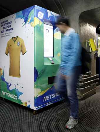 Máquinas foram instaladas para vender a camisa da seleção no metrô de SP (REUTERS/Paulo Whitaker ) Máquinas foram instaladas para vender a camisa da seleção no metrô de SP (REUTERS/Paulo Whitaker )