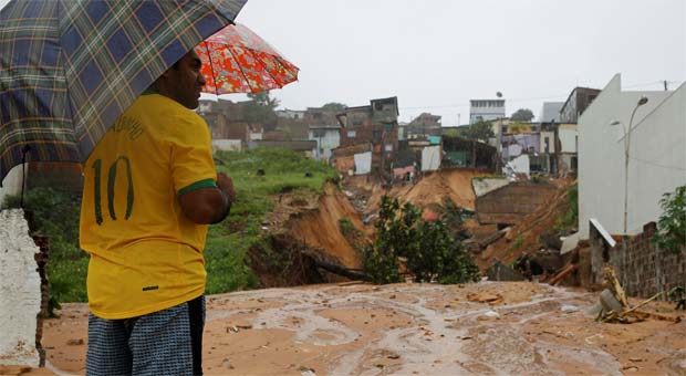 Homem observa rua destruída pela chuva em Mãe Luiza, na região metropolitana de Natal (REUTERS/Toru Hanai ) Homem observa rua destruída pela chuva em Mãe Luiza, na região metropolitana de Natal (REUTERS/Toru Hanai )