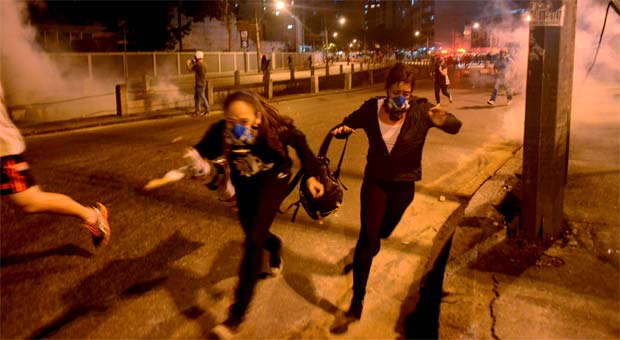 Manifestantes protestam contra gastos públicos com a Copa, na Tijuca, bairro próximo ao Maracanã (REUTERS/Stringer/Brazil/Lucas Landau ) Manifestantes protestam contra gastos públicos com a Copa, na Tijuca, bairro próximo ao Maracanã (REUTERS/Stringer/Brazil/Lucas Landau )