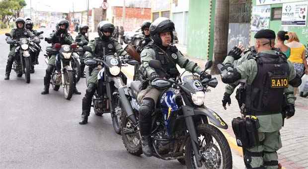 Grande número de policiais foi acionado para garantir que os manifestantes não se aproximassem do estádio Castelão (AFP PHOTO / VANDERLEI ALMEIDA )