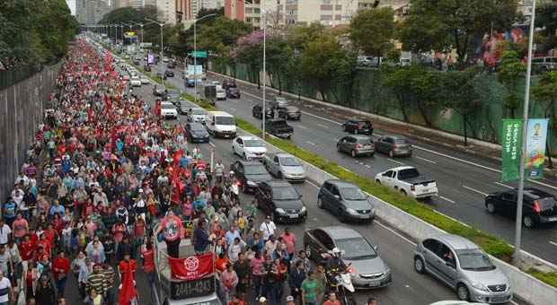 Protesto pacífico cobra agilidade em votação para a construção de moradias populares (AFP PHOTO/NELSON ALMEIDA ) Protesto pacífico cobra agilidade em votação para a construção de moradias populares (AFP PHOTO/NELSON ALMEIDA )