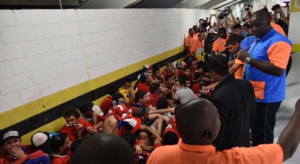 Torcedores foram detidos depois de tentar entrar no estádio invadindo a área reservada para jornalistas (YASUYOSHI CHIBA / AFP) Torcedores foram detidos depois de tentar entrar no estádio invadindo a área reservada para jornalistas (YASUYOSHI CHIBA / AFP)
