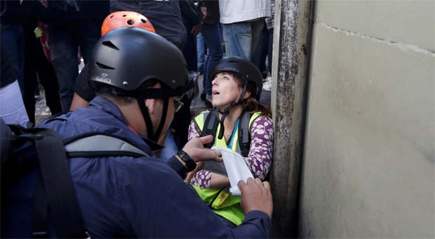 A jornalista da CNN Barbara Arvanitidis foi atingida pelo estilhaço de uma bomba lançada pela PM de São Paulo na cobertura de um protesto no dia do primeiro jogo da Copa (REUTERS/Ricardo Moraes ) A jornalista da CNN Barbara Arvanitidis foi atingida pelo estilhaço de uma bomba lançada pela PM de São Paulo na cobertura de um protesto no dia do primeiro jogo da Copa (REUTERS/Ricardo Moraes )