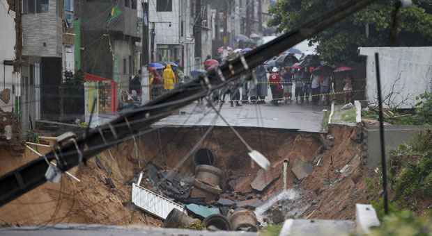 Rua e casas são engolidos em deslizamentos depois de chuvas em Natal (REUTERS/Toru Hanai) Rua e casas são engolidos em deslizamentos depois de chuvas em Natal (REUTERS/Toru Hanai)