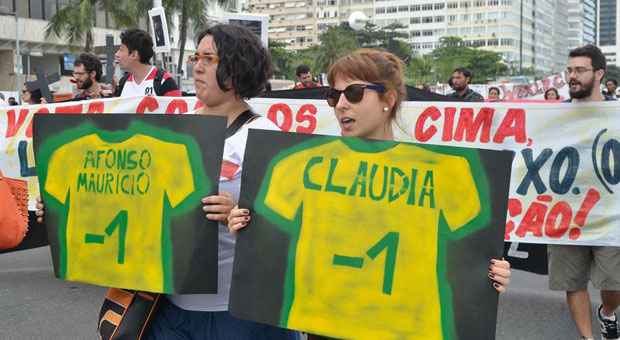 Um grupo de manifestantes participa de uma caminhada no calçadão entre as praias do Leme e de Copacabana para lembrar pessoas assassinadas nas favelas (Tomaz Silva/Agência Brasil) Um grupo de manifestantes participa de uma caminhada no calçadão entre as praias do Leme e de Copacabana para lembrar pessoas assassinadas nas favelas (Tomaz Silva/Agência Brasil)