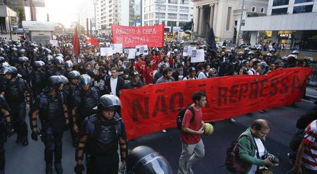 Polícia cerca grupo de manifestantes e impede prosseguimento de protesto nas ruas de São Paulo (Miguel SCHINCARIOL/AFP) Polícia cerca grupo de manifestantes e impede prosseguimento de protesto nas ruas de São Paulo (Miguel SCHINCARIOL/AFP)