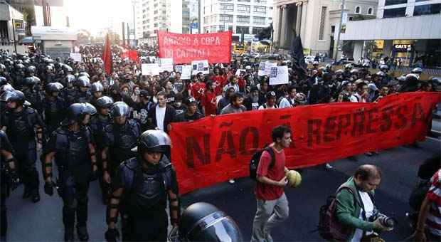 Em São Paulo houve forte presença da policia militar durante os protestos (AFP PHOTO / Miguel SCHINCARIOL ) Em São Paulo houve forte presença da policia militar durante os protestos (AFP PHOTO / Miguel SCHINCARIOL )