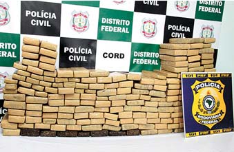 Ação da Polícia Civil e da PRF neste mês recolheu 200kg de maconha (Ana Rayssa/Esp. CB/D.A Press - 16/6/14 ) Ação da Polícia Civil e da PRF neste mês recolheu 200kg de maconha (Ana Rayssa/Esp. CB/D.A Press - 16/6/14 )