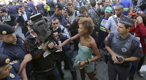 Viciados da região ficaram irritados com tumulto e uma ataca cinegrafista (REUTERS/Nacho Doce ) Viciados da região ficaram irritados com tumulto e uma ataca cinegrafista (REUTERS/Nacho Doce )