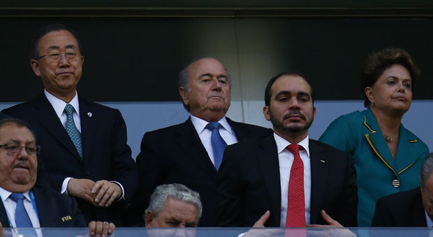 Secretário Geral da ONU Ban Ki-Moon, presidente da Fifa Joseph Blatter e presidente do Brasil Dilma Roussef na abertura da Copa. policial armado perto das autoridades gerou suspeitas (REUTERS/Kai Pfaffenbach) Secretário Geral da ONU Ban Ki-Moon, presidente da Fifa Joseph Blatter e presidente do Brasil Dilma Roussef na abertura da Copa. policial armado perto das autoridades gerou suspeitas (REUTERS/Kai Pfaffenbach)