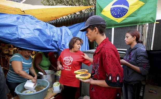 Membros do MTST ficarão acampados na frente da câmara de vereadores até Plano Diretor ser aprovado com medidas que pedem (REUTERS/Chico Ferreira) Membros do MTST ficarão acampados na frente da câmara de vereadores até Plano Diretor ser aprovado com medidas que pedem (REUTERS/Chico Ferreira)