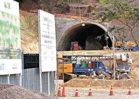 Quem passa pela estrada pode, enfim, observar a construção de ... - Estado de Minas