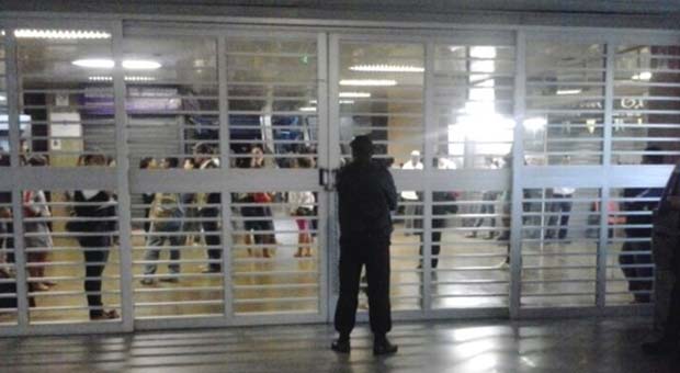 Passageiros são impedidos de embarcar na Estação Central (Reprodução) Passageiros são impedidos de embarcar na Estação Central (Reprodução)