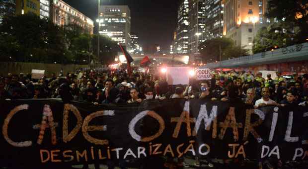 Protesto em 2013 suscita caso Amarildo e pede desmilitarização da PM (AFP PHOTO / NELSON ALMEIDA) Protesto em 2013 suscita caso Amarildo e pede desmilitarização da PM (AFP PHOTO / NELSON ALMEIDA)