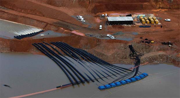 Construção de diques e a compra de bombas flutuantes para captar o 'volume morto' do Cantareira custaram cerca de R$ 80 milhões (REUTERS/Roosevelt Cassio ) Construção de diques e a compra de bombas flutuantes para captar o 'volume morto' do Cantareira custaram cerca de R$ 80 milhões (REUTERS/Roosevelt Cassio )