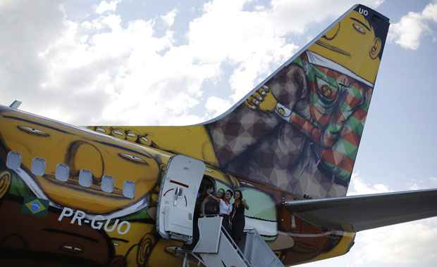 Avião que carrega a seleção brasileira é destaque em todos os aeroportos que pousa (REUTERS/Nacho Doce ) Avião que carrega a seleção brasileira é destaque em todos os aeroportos que pousa (REUTERS/Nacho Doce )