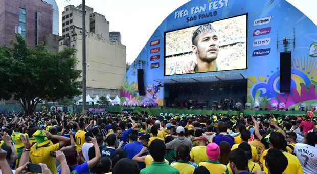 Torcida brasileira assiste ao jogo Brasil x Colômbia na Fan Fest no Vale do Anhangabaú (AFP PHOTO / NELSON ALMEIDA) Torcida brasileira assiste ao jogo Brasil x Colômbia na Fan Fest no Vale do Anhangabaú (AFP PHOTO / NELSON ALMEIDA)