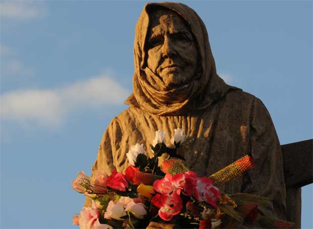 Escultura de Nhá Chica na escadaria da Igreja Nossa Senhora da Conceição - Santuário de Nhá Chica (Gladyston Rodrigues/EM/D.A Press)