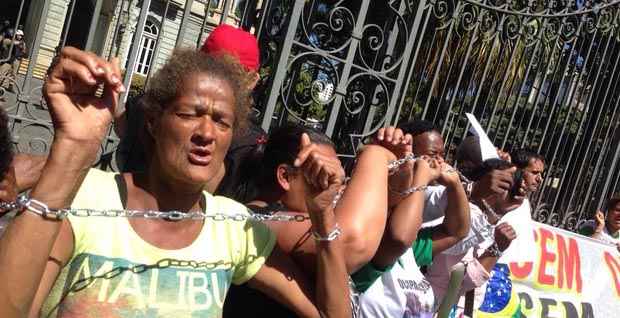 Moradores das ocupações se acorrentaram nas grades do Palácio da Liberdade durante protesto (Euler Júnior/EM/D.A.Press)