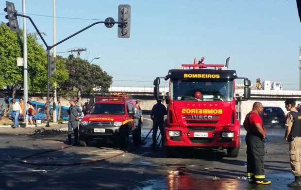 Os bombeiros apagaram as chamas em pneus colocadas pelos manifestantes  (Edésio Ferreira/EM DA Press)