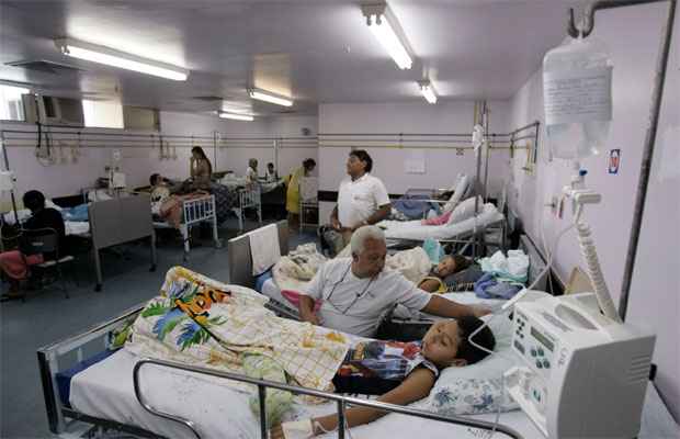 Pacientes atendidos no Rio durante surto de dengue em 2008: internações também causam prejuízo na renda familiar, devido ao afastamento do trabalho (Bruno Domingos/Reuters)