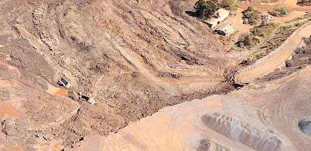 Deslizamento de rejeitos de mineração atingiu um curso d'água e deixou condomínio sem abastecimento de água e energia elétrica (Batalhão Aéreo do Corpo de Bombeiros de Minas Gerais)