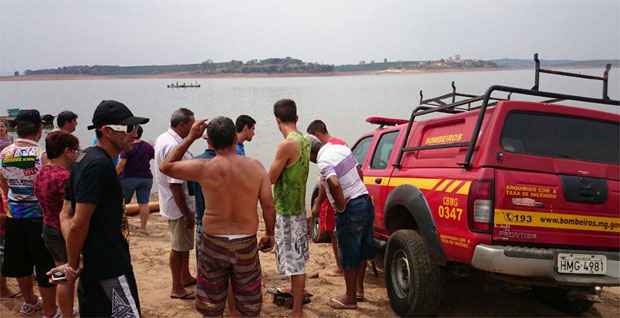 Moradores da região acompanham o trabalho dos bombeiros na represa (MinasAcontece.com.br)