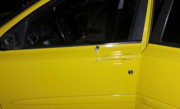 O Fiat Stilo ficou com marcas de disparos após troca de tiros entre os policiais no Bairro Capelinha, em Betim
 (Ilson Gomes/TV Alterosa)