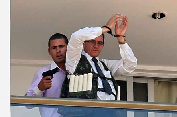 homem invadiu o hotel e colocou algemas e um colete, supostamente O Quarto Homem Raquel Santos Letra ~ homem invadiu o hotel e colocou algemas e um colete, supostamente