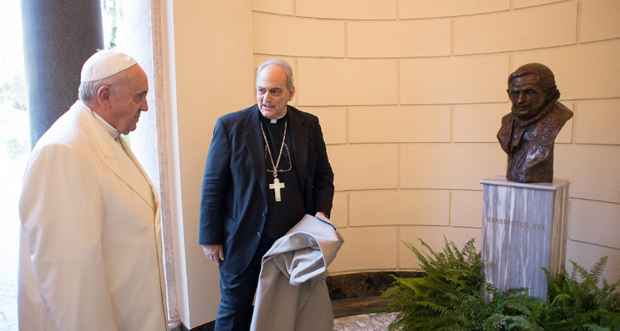 A declaração foi feita durante cerimônia de inauguração de um busto do seu antecessor, Bento XVI, no Vaticano (OSSERVATORE ROMANO / AFP)