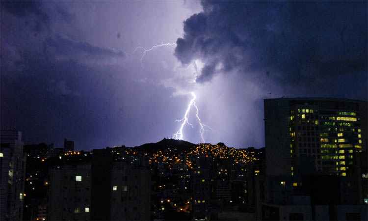 Cemig alerta alerta sobre incidência de raios em Minas - Estado de Minas