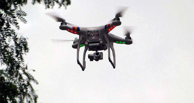 Com drone, PM descobre plantação de maconha em casa e prende ... - Estado de Minas