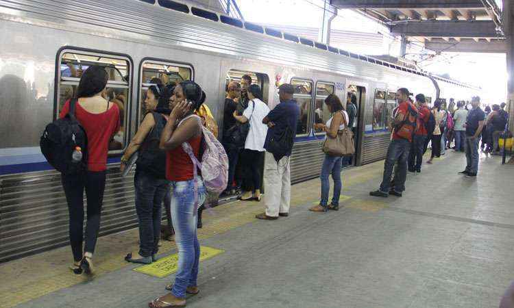 Pimentel quer lançar consulta popular sobre novas linhas do metrô ... - Estado de Minas